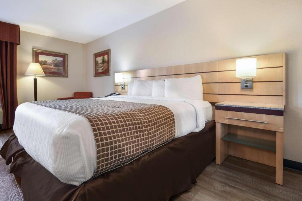 Surestay Plus Hotel Tarboro Bagian luar foto